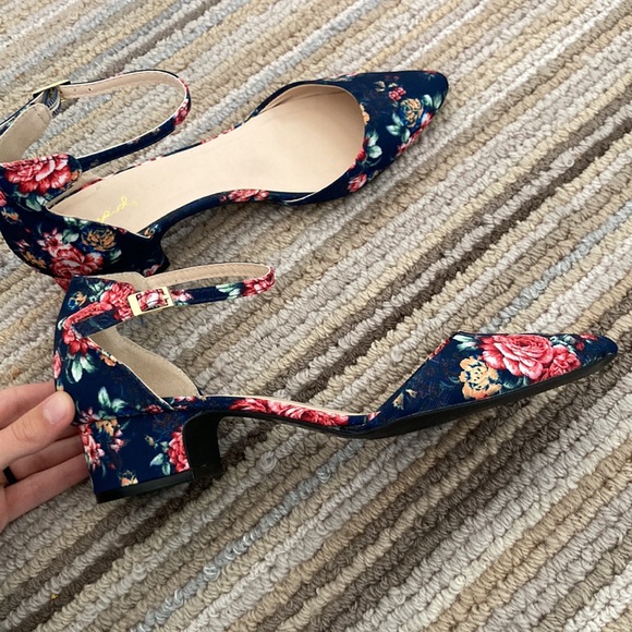 Low pointed toe heels, Navy floral - Picture 2 of 3